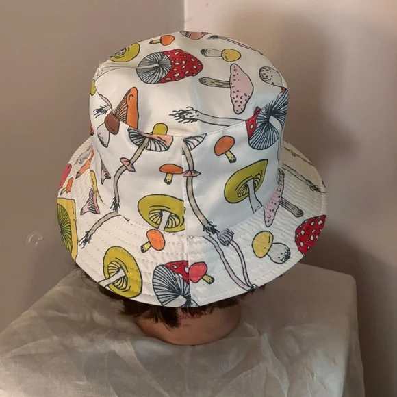 Mushroom Bucket Hat ( small rim )
One size - Picture 6 of 8